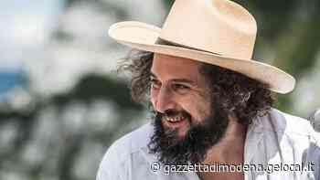 Capossela torna a Modena con il suo libro, dalla musica al lunario «Eclissica, storie visibili e invisibili» - Gazzetta di Modena