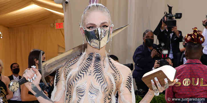 Grimes Explains Viral Photos Trolling Paparazzi While Reading 'The Communist Manifesto'