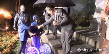 Taptoe maakt Lint van licht door regenachtig Leiden - Sleutelstad