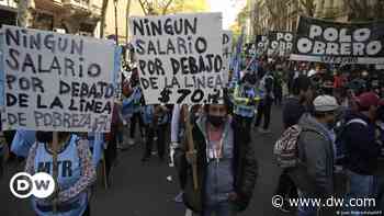 Manifestación en Buenos Aires por la subida del salario mínimo - DW (Español)