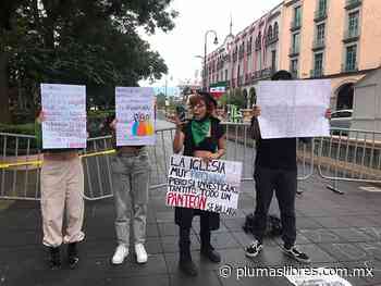 Chocan feministas y católicos en megamarcha provida de Xalapa - plumas libres