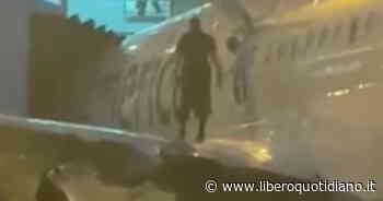 Aereo, follia a bordo: un uomo esce sull'ala mentre l'American Airlines atterra - Liberoquotidiano.it