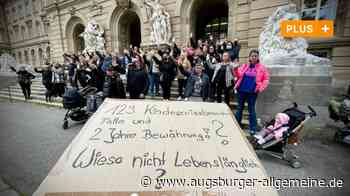Rund 50 Menschen protestieren in Ulm gegen Urteil in Missbrauchsprozess