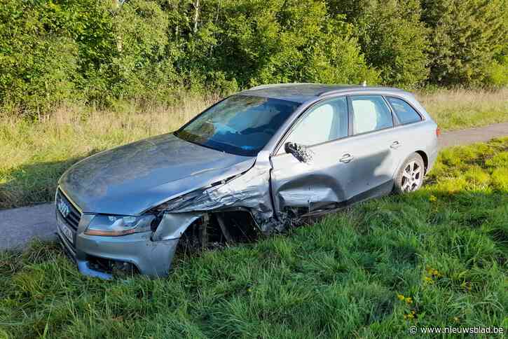 Twee auto’s botsen op gewestweg, één bestuurder gewond