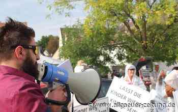 Corona-Protest in Schutzanzügen in der Fußgängerzone in Memmingen - Allgäuer Zeitung