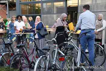 Deelnemers fietscursus krijgen fiets cadeau - Het Nieuwsblad