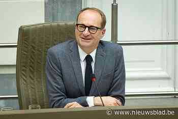 Minister van Dierenwelzijn Ben Weyts bezorgt leeuwen in Antwerpse Zoo nieuw speeltje