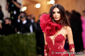 Emily Ratajkowski accuses Robin Thicke of groping her on 'Blurred Lines' set