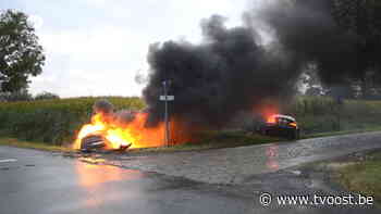 Auto brandt uit na aanrijding in Lokeren - TV Oost