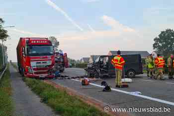 Zwaargewond na frontale klap op geparkeerde vrachtwagen - Het Nieuwsblad