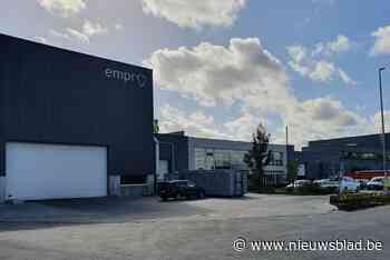 Bedrijf dat pluimen en poten van kippen verwerkt, riskeert te moeten sluiten: “We investeren nochtans gigantische bedragen om geurhinder te beperken” - Het Nieuwsblad