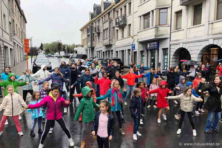 Dansschool verrast bezoekers zondagsmarkt met flashmob