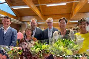 Juffen Carina en Martine eindelijk feestelijk uitgewuifd (Evergem) - Het Nieuwsblad