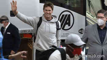 Brady, Buccaneers touch down in Rhode Island ahead of Patriots game - WJAR