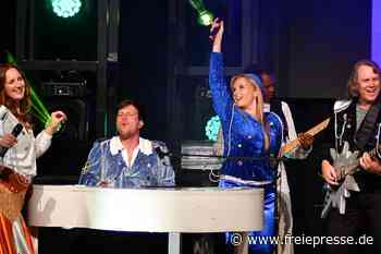 Abba richtig live: Coverband verzückt Publikum im "Stadtpark" - Freie Presse