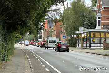 File in het centrum van Edegem door werken Boniverlei - Gazet van Antwerpen