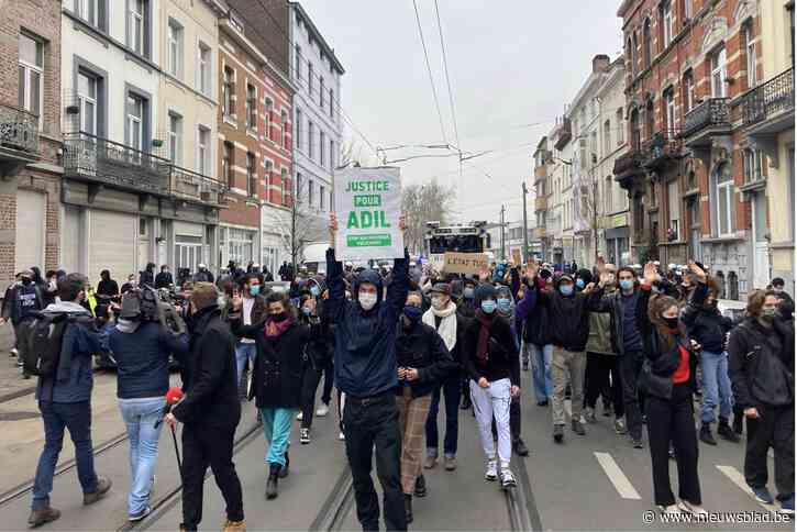 Politie krijgt 100.000 euro om relatie met jongeren weer op te krikken: “Met alleen een <I>matchke</I> voetbal spelen gaan we dit niet oplossen”