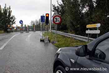 Herstelling aan aangereden brug is nodig, maar verkeer kan voorlopig nog passeren