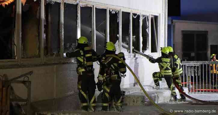 Mindestens 500.000 Euro Schaden nach Feuer in Fabrikhalle