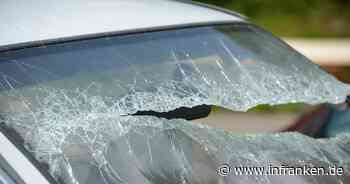 Hof: Junger Mann (23) tritt Spiegel ab und schlägt Autoscheiben ein - dann bekommt er schlechtes Gewissen