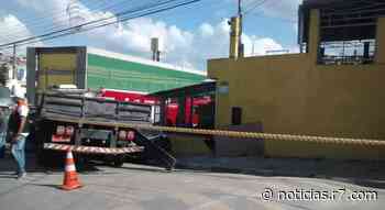 Caminhão atinge carros e muro de adega em Francisco Morato (SP) - r7.com