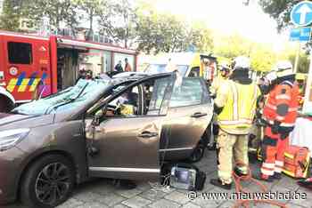 Twee gewonden bij zware crash aan afrit van Brusselse Ring - Het Nieuwsblad