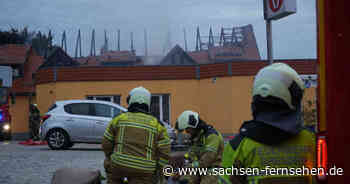 Wohnhaus in Dresden-Weißig brennt lichterloh – Brandursachenermittler vor Ort - SACHSEN FERNSEHEN