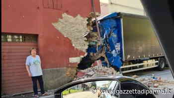 Camion contro una casa a Calerno, morto il conducente - Gazzetta di Parma