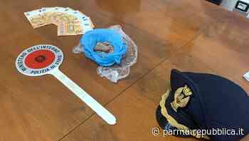 Parma, fermato al casello autostradale con un etto di eroina in auto - La Repubblica