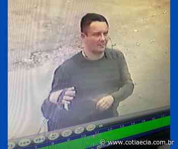 Câmera flagra homem tentando furtar veículo estacionado próximo ao centro de Cotia - Cotia e Cia