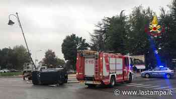 Auto urta uno spartitraffico e si ribalta in discesa Bellavista a Cuneo - La Stampa