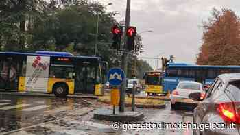 Modena, via Emilia Ovest sempre in tilt, lettera al Comune degli autisti di bus - La Gazzetta di Modena