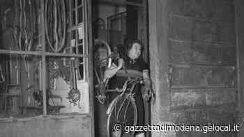 Modena, la pioniera Alfonsina, che in sella alla bicicletta ha tirato la volata alle donne - La Gazzetta di Modena