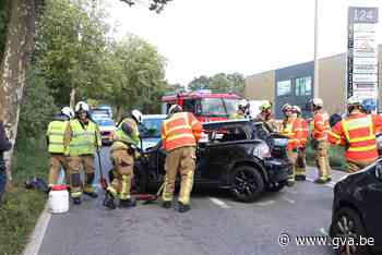 Auto knalt tegen boom en raakt twee andere wagens: chauffeur zwaargewond - Gazet van Antwerpen
