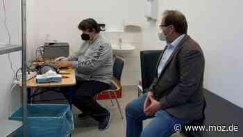 Corona im Havelland: Inzidenz sinkt zwischen Rathenow und Falkensee - Nauen reaktiviert Testzentrum im Stadtbad - moz.de