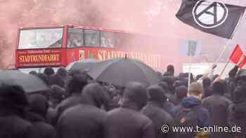 Mehrere Bankgebäude während „LinX“-Demo mit Steinen beworfen - t-online.de