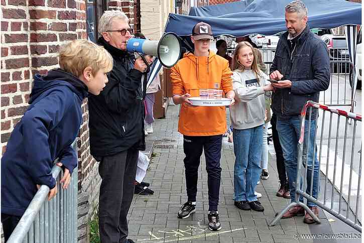 Kinderen trotseren lastig hindernissenparcours tijdens kelnerrace