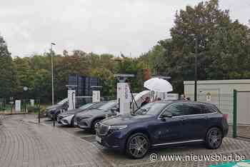 Eerste ultrasnelle laadpalen aan Brusselse ring ingehuldigd: op amper 15 minuten is de batterij ‘volgetankt’
