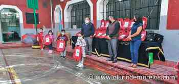 Apoyan con mochilas a alumnos de Cuernavaca - Diario de Morelos