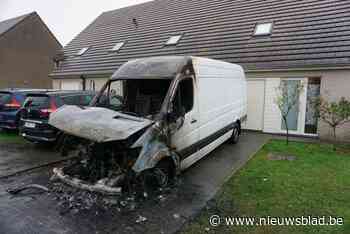 Bestelwagen van koerier vliegt 's nachts in brand: “Plots werd ik wakker door lawaai” - Het Nieuwsblad