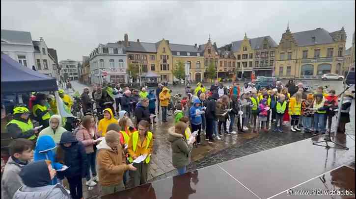 Met duikbril en zwemband trotseren klimaatfietsers de regen om zondvloed te vermijden: “Wij tonen voor het eerst tot waar de zee in 2100 kan komen”