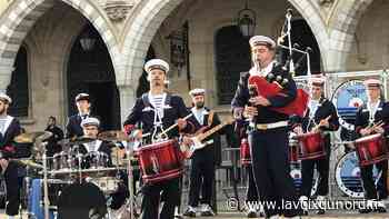 Arras : le Bagad de Lann-Bihoué très applaudi au pied du beffroi - La Voix du Nord