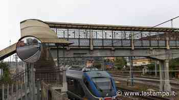 Fossano demolisce un altro cavalcaferrovia, al suo posto una nuova passerella pedonale - La Stampa