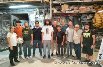 Putignano - Michele Salvemini visita gli hangar della cartapesta - Putignano Informatissimo