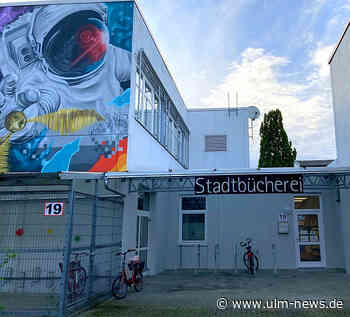 Gesprayte Kunst an der Fassade der Stadtbücherei in Neu-Ulm