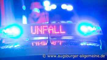 Auto landet in Böschung und überschlägt sich