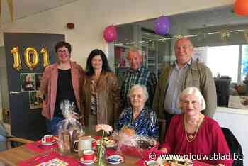 101-jarige Jeanne in de bloemetjes gezet