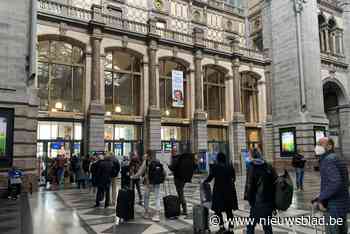 Lange wachtrijen aan loketten Centraal Station in Antwerpen door personeelstekort: “We zijn volop aan het rekruteren” - Het Nieuwsblad