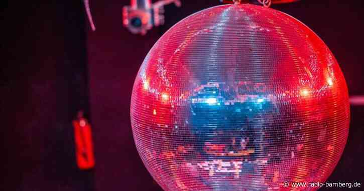 Über 1000 Menschen warten vor Disco: Polizei muss eingreifen