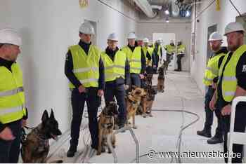 Politiehonden in opleiding oefenen in ruwbouw nieuwe gevangenis<BR />